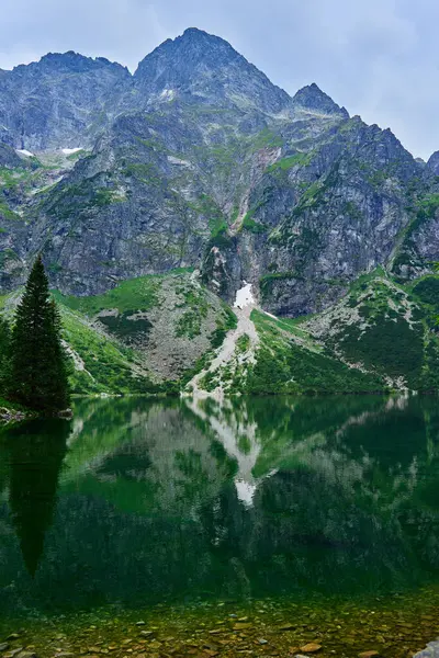 Yaz günü güzel göl kenarındaki dağların muhteşem manzarası. Polonya 'daki Tatra Ulusal Parkı. Beş Göl Vadisi 'ndeki Morskie Oko ya da Sea Eye Gölü' nün panoramik manzarası