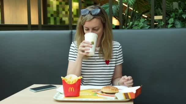 Kobieta Śniadanie Restauracji Mcdonalds Kobieta Hamburgera Frytki Mccafe Szybkie Odżywianie — Wideo stockowe
