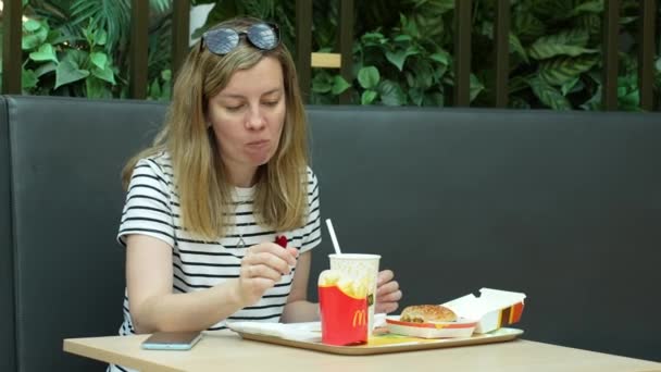 Žena Snídá Restauraci Mcdonalds Ženy Jedí Hamburger Hranolky Mccafé Rychlé — Stock video