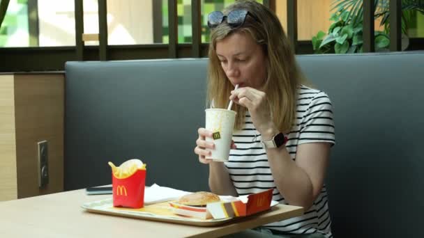Mujer Desayuna Restaurante Mcdonalds Hembra Comiendo Hamburguesa Papas Fritas Mccafé — Vídeo de stock