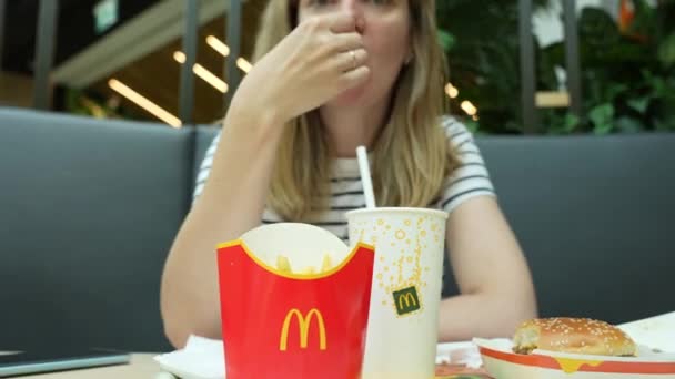 Mujer Desayuna Restaurante Mcdonalds Hembra Comiendo Hamburguesa Papas Fritas Mccafé — Vídeos de Stock