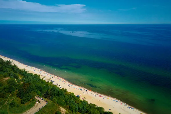 ウラディスローウォーの混雑した砂浜で海の風景を眺めることができます ポーランドで泳ぐ人々とバルト海沿岸 夏季のリゾートタウン — ストック写真