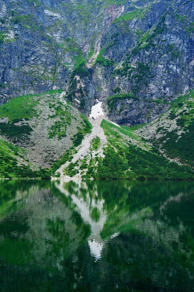 夏の日には美しい湖の近くにある山の素晴らしい景色 ポーランドのタトラ国立公園 5つの湖の谷にあるモラン オコまたはシーアイ湖のパノラマビュー — ストック写真