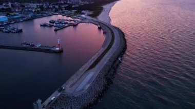 Gün batımında teknesi olan liman, hava manzaralı. Polonya, Wladyslawowo 'daki Baltık Denizi Limanı