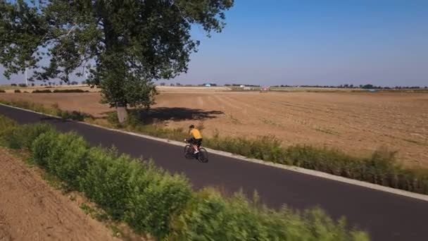 Ποδηλάτης Εκπαιδεύεται Στο Ποδήλατο Άνδρας Αθλητής Φορώντας Στολή Ποδηλασίας Και — Αρχείο Βίντεο