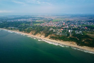 Wladyslawo 'daki kumlu deniz manzarası. Polonya 'daki Baltık deniz kıyıları. Yaz mevsiminde tatil köyü