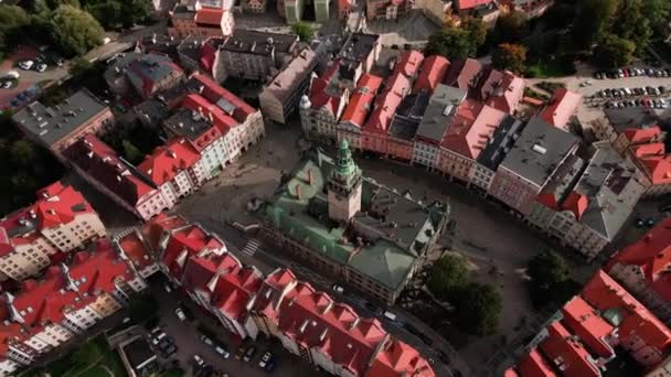 欧洲城市的建筑 空中景观 波兰的Klodzko城市景观 旧城主广场市政厅景观 — 图库视频影像
