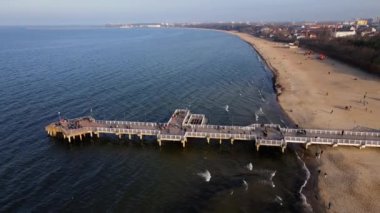 Gdansk şehrinde turistler için iskelesi olan Baltık deniz manzarası, hava manzarası. Polonya 'da Baltık Denizi. Deniz sahili kıyı şeridi olan güzel doğal manzara