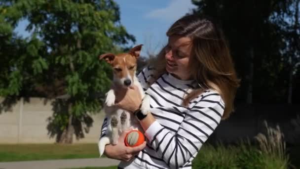 Γυναίκα Παίζει Σκύλο Της Έξω Ευτυχισμένη Ιδιοκτήτρια Που Περνάει Χρόνο — Αρχείο Βίντεο
