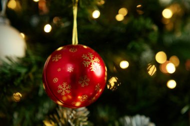 Noel ağacı. Noel çelengi ve toplarla süslenmiş köknar ağacı dalı. Kış tatili