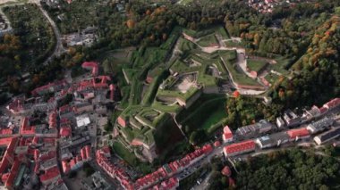 Klodzko Kalesi ve eski şehir manzarası, hava manzarası. Polonya 'nın Klodzko kentindeki ünlü tarihi eser.