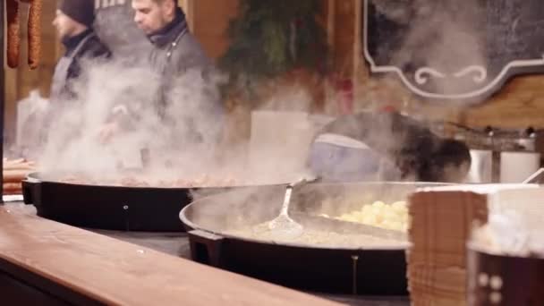 Proces Gotowania Ulicznego Jedzenia Świeżym Powietrzu Patelnia Smażonymi Daniami Targi — Wideo stockowe