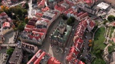 Avrupa şehrinin mimarisi, hava manzarası. Polonya 'daki Klodzko şehri. Eski kasabanın ana meydanındaki belediye binası manzarası