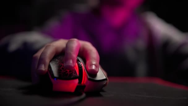 Feche Tiro Jogador Clicando Botão Mouse Adolescente Menino Joga Videogame — Vídeo de Stock
