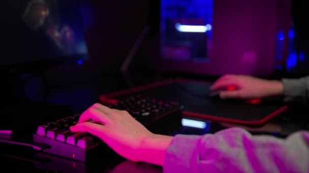 Tonårspojken Spelar Dataspel Mörka Rummet Cybersport Spel Barn Spelberoende — Stockvideo