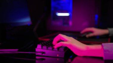 Genç çocuk karanlık odada bilgisayar oyunu oynuyor, siber spor oyunları, oyun bağımlılığı.