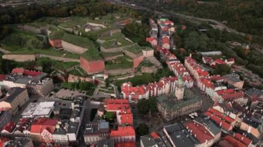 Klodzko Kalesi ve eski şehir manzarası, hava manzarası. Polonya 'nın Klodzko kentindeki ünlü tarihi eser.