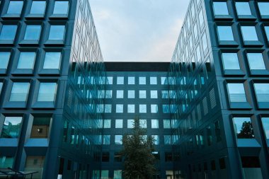 Ofis binası Şehrin ön cephesinde. İş merkezi dış görünüşü. Modern şehir mimarisi