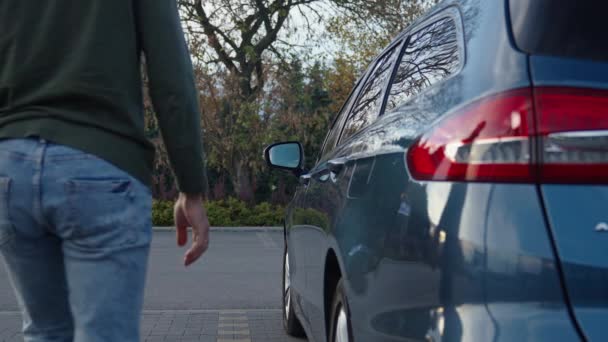 Οπίσθια Όψη Ανδρικού Οδηγού Ανοιχτής Πόρτας Και Καθημένου Στο Αυτοκίνητο — Αρχείο Βίντεο