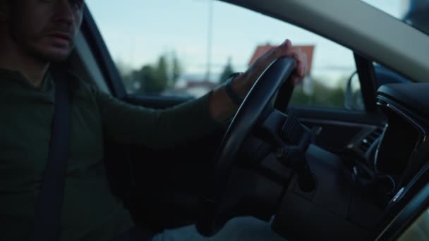 Manlig Chaufför Som Kör Bil Insidan Sidovy Över Mannen Som — Stockvideo