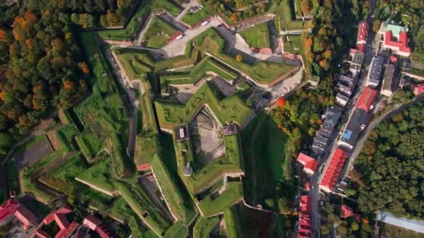 要塞クロドニクと古い町の街並み 空想的な景色 ポーランドのクロドニクで有名な歴史的ランドマーク — ストック動画