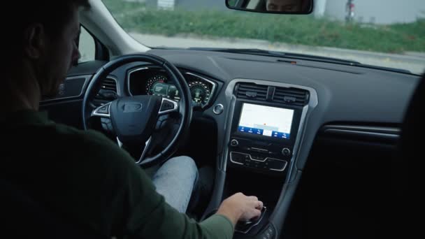 Sopir Laki Laki Mengemudi Mobil Dalam Tampilan Sopir Menyalakan Transmisi — Stok Video