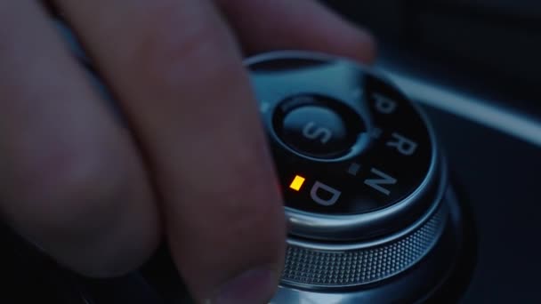 男性ドライバーは自動ギアボックスの駐車モードでの送信を切り替えます — ストック動画
