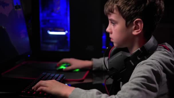 Nastolatek Gra Gry Komputerowe Ciemnym Pokoju Gry Cybersport Dzieci Uzależnienie — Wideo stockowe