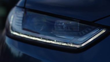 Farlar ve yanıp sönen dönüş sinyali, kapatın. Modern araba farları.