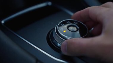 Erkek sürücü otomatik vites kutusunda sürücü kipinde iletimi değiştirir