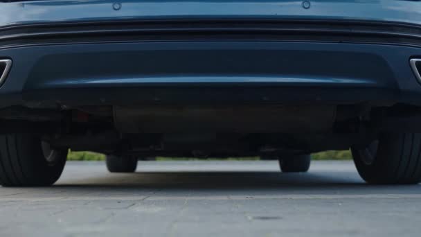 Auto Beweegt Achteraanzicht Achterwielen Van Auto Die Beginnen Bewegen Voertuigbanden — Stockvideo
