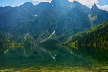 Yaz günü güzel göl kenarındaki dağların muhteşem manzarası. Polonya 'daki Tatra Ulusal Parkı. Beş Göl Vadisi 'ndeki Morskie Oko ya da Sea Eye Gölü' nün panoramik manzarası