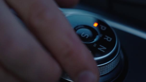 男性ドライバーは自動ギアボックスのドライブモードでの伝送を切り替えます — ストック動画