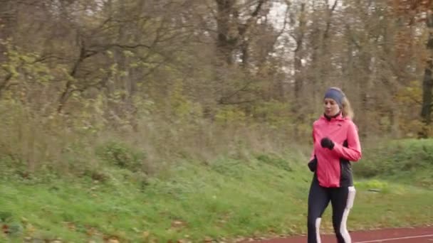 Kobieta Biegnie Torze Wyścigowym Biegaczka Biegająca Stadionie Aktywne Ćwiczenia Sportowe — Wideo stockowe