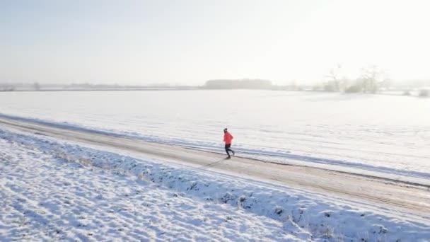 Mężczyzna Biegnie Zimowej Śnieżnej Drodze Przygotowując Się Zawodów Ćwiczenia Zimowe — Wideo stockowe