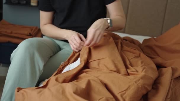 Kadın Odada Çarşaf Değiştiriyor Yatak Odasında Yatak Yapan Bir Kadın — Stok video