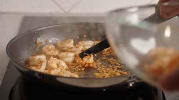 Process Fries Shrimp Pan Olive Oil Garlic Kitchen Preparing Meal — Stock Video