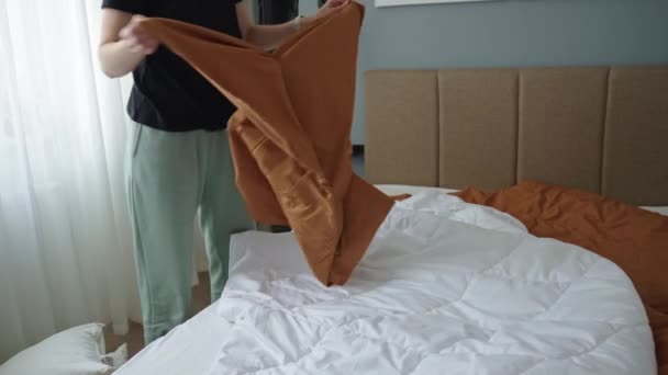 Kvinde Der Erstatter Sengelinned Værelset Kvindelig Seng Soveværelset Rutinemæssige Pligter – Stock-video