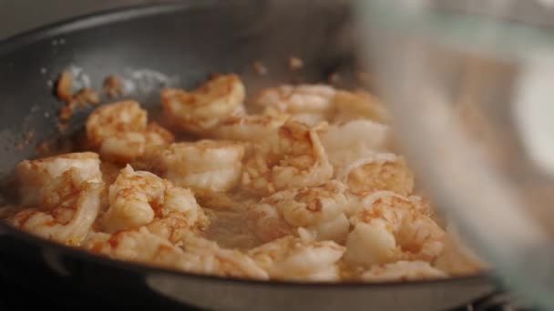 将虾仁放在锅里 在厨房里放橄榄油和大蒜 用大虾做饭 烹调海鲜 — 图库视频影像