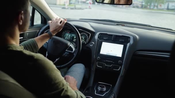 男性司机驾驶的车 人们开车在城市街道上的后视镜 环视周围的公路交通 转动方向盘 安全乘坐 — 图库视频影像