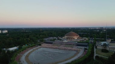 Wroclaw, Polonya 'daki Centennial Hall. Hala Stulecia 'daki multimedya çeşmesinin yanında dinlenen insanların hava görüntüsü