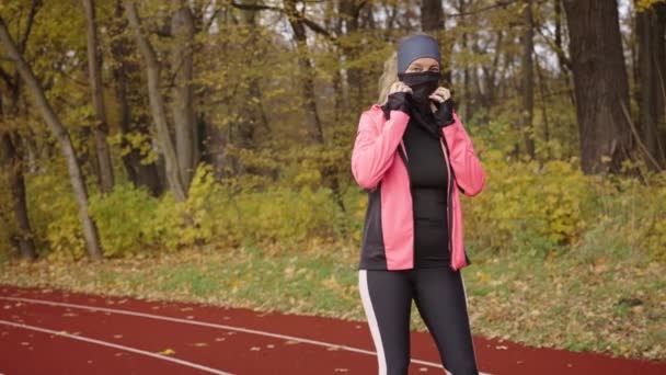 Biegaczka Przygotowuje Się Biegu Zakłada Ubrania Sportowe Bieżni Stadionu Kobieta — Wideo stockowe