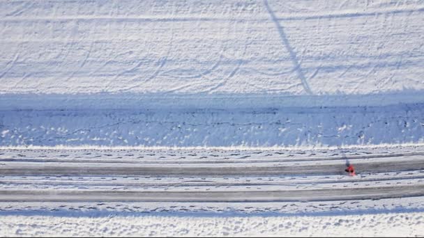 Corredor Masculino Corriendo Carretera Nevada Invierno Vista Superior Ejercicios Invierno — Vídeos de Stock