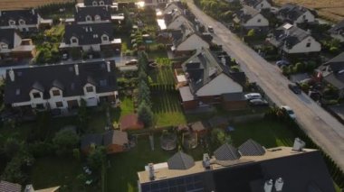 Tarım tarlası yakınlarındaki küçük bir kasabada, kuş bakışı evler. Avrupai banliyö mahallesi manzaralı konak evleri. Polonya 'da gayrimenkul