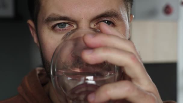 Muž Pije Vodu Detailní Záběr Vousatý Muž Pije Čistou Vodu — Stock video