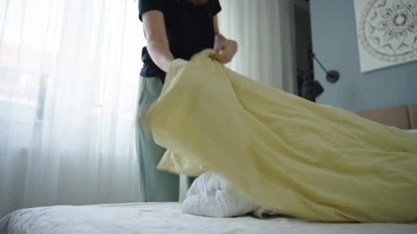 Женщина Заменяет Постельное Белье Комнате Женщина Заправляет Кровать Спальне Обычная — стоковое видео