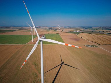 Kırsal alandaki rüzgar türbininin hava görüntüsü, tarım arazisindeki rüzgar santralleri, yenilenebilir kaynaklar kavramından gelen yeşil enerji
