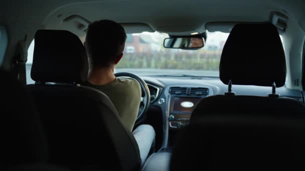 Motorista Sexo Masculino Dirigindo Carro Vista Interior Homem Entra Carro — Vídeo de Stock