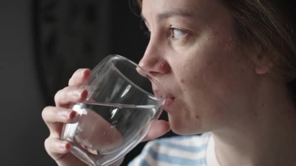 Egy Vizet Iszik Közelkép Egy Nőről Aki Tiszta Vizet Iszik — Stock videók