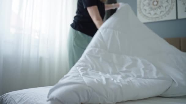 ベッドリネンを部屋に置き換える女性 寝室で寝る女性 ルーチン チェアと家事 — ストック動画